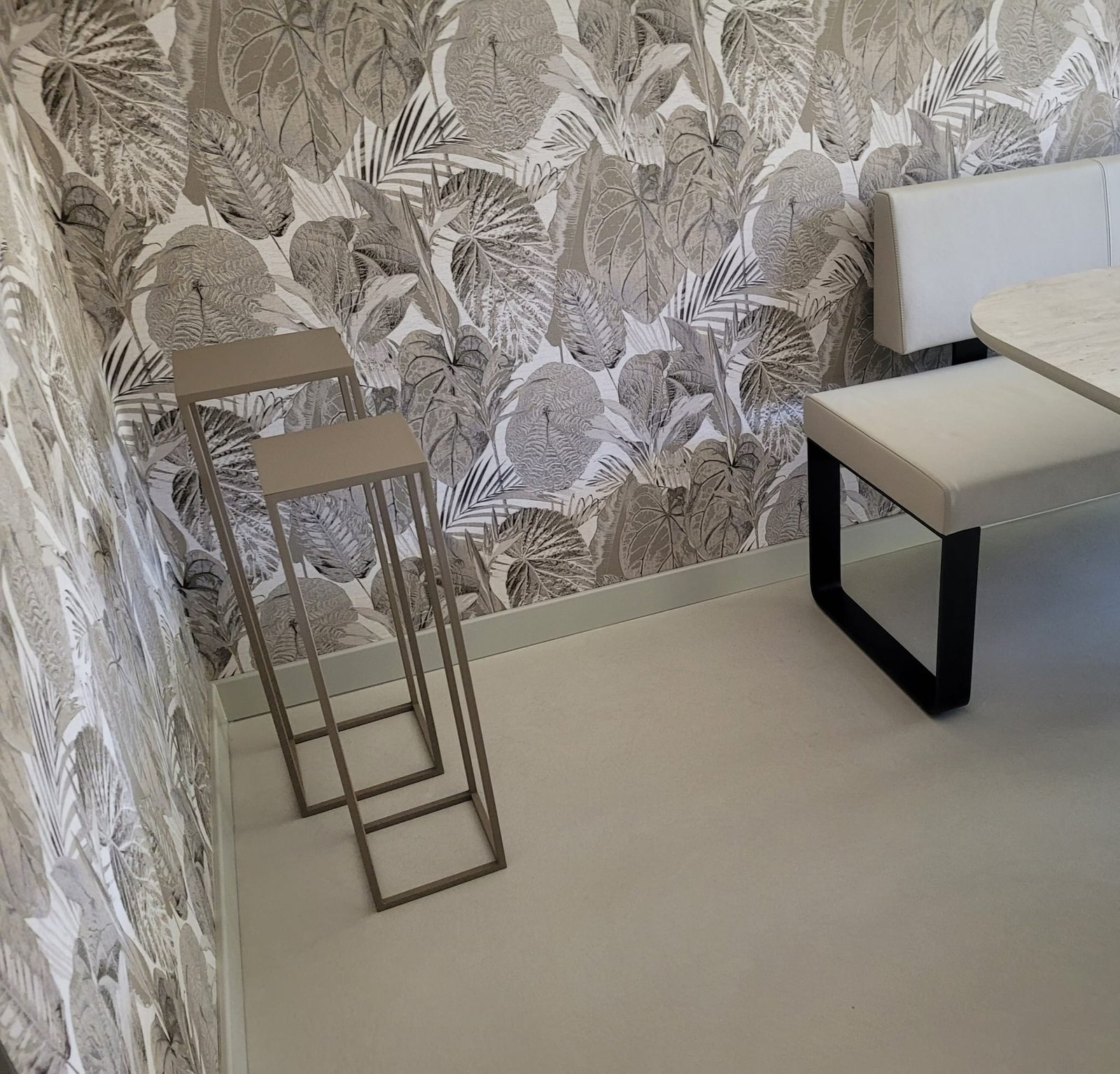 Strakke plint bij botanisch behang