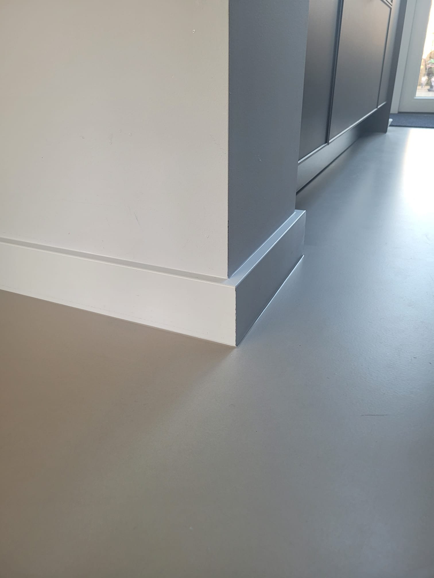 Hoekdetail hoge plint met kleurcontrast