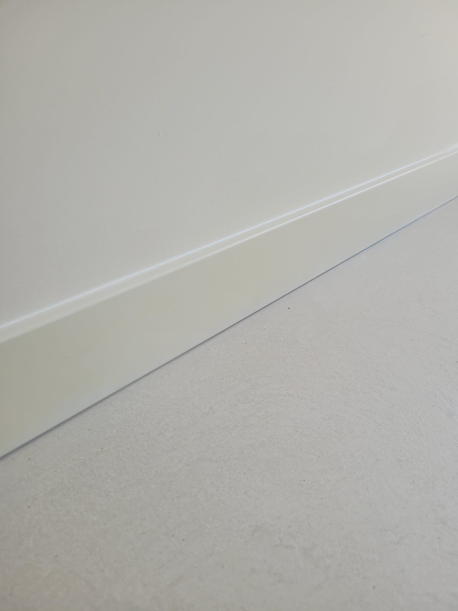 Naadloze overzetplint met moderne wandafwerking