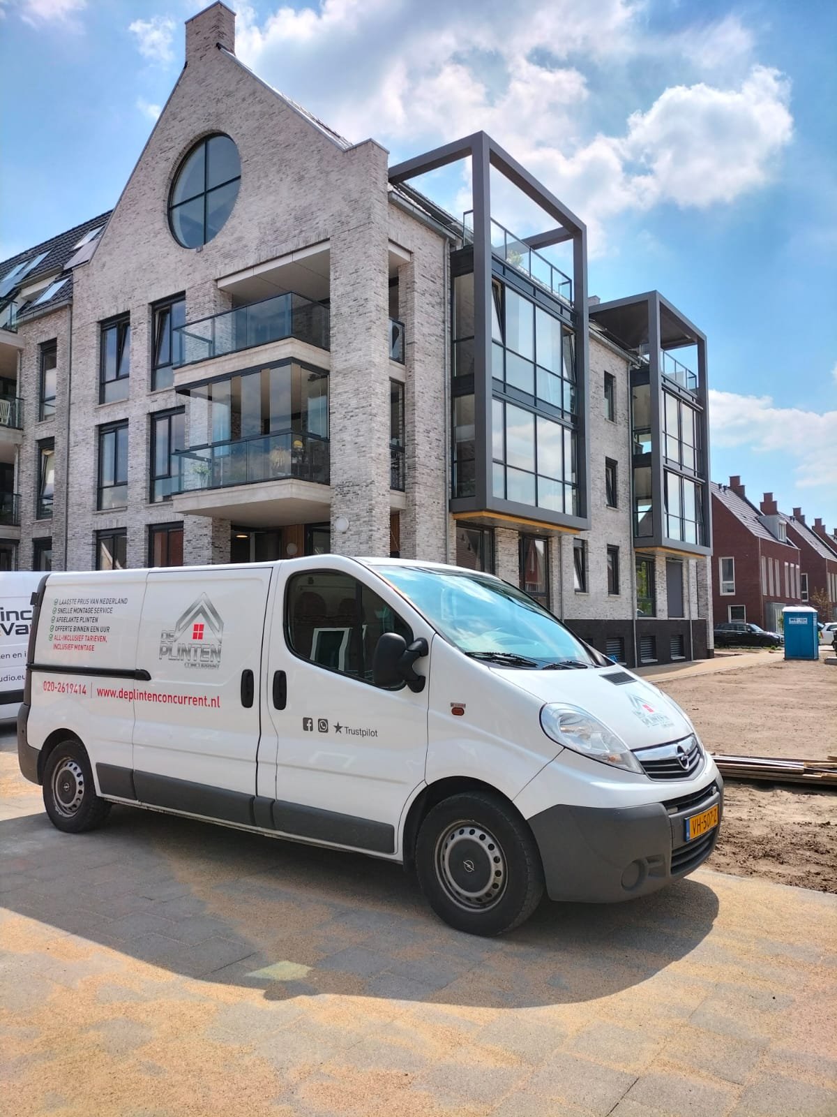 Modern nieuwbouw appartementencomplex met strakke plinten