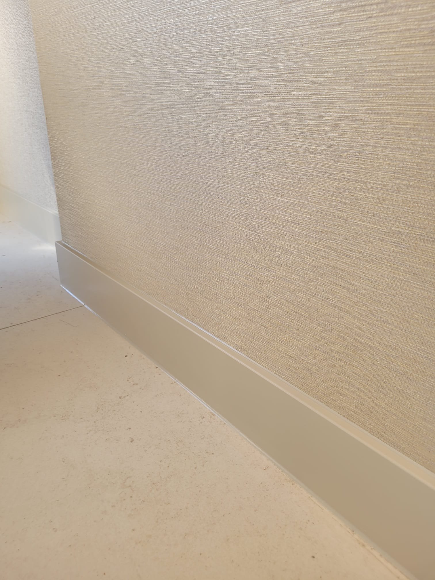 Plintdetail met textuurwand