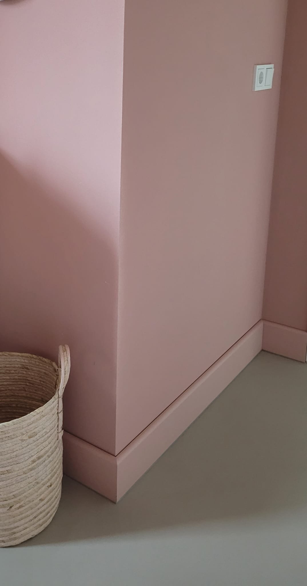 Bijpassende plint bij gekleurde wand