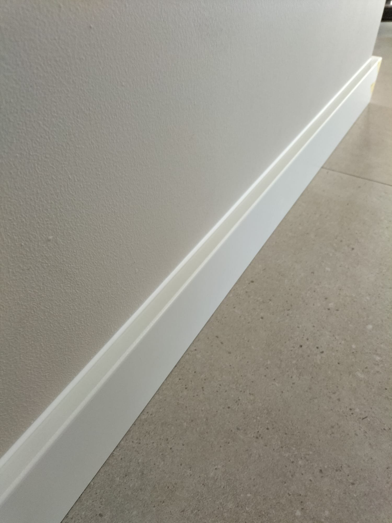 Witte plint met gietvloer strakke afwerking