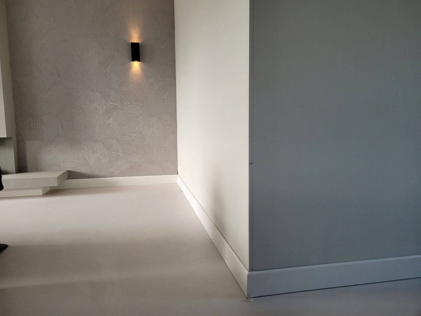 Woonkamer met behangwand