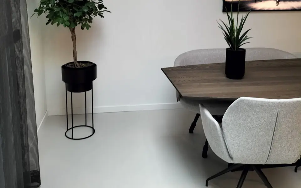Strakke witte MDF-plint in een rustige moderne eetkamer
