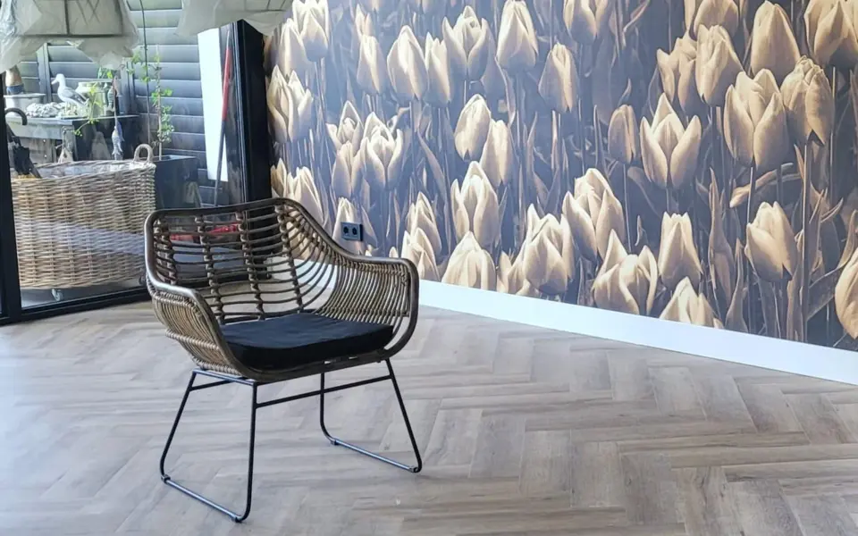Witte sfeerplint langs een wand met tulpenbehang en visgraatvloer